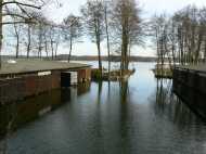 Reihenbootshaus in Schwerin Zippendorf mit Boot