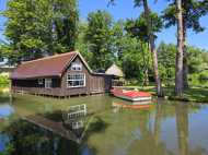 Einzelnstehendes Bootshaus mit 3 Bootsboxen